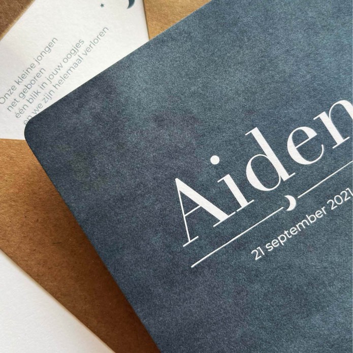 Stoer geboortekaartje jongen jeans achtergrond