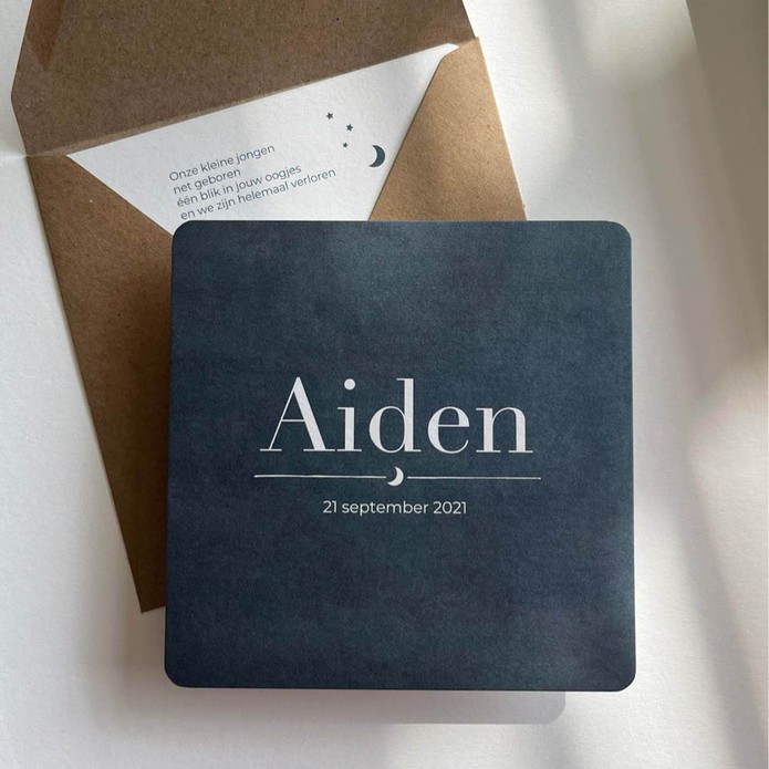 Stoer geboortekaartje jongen jeans achtergrond