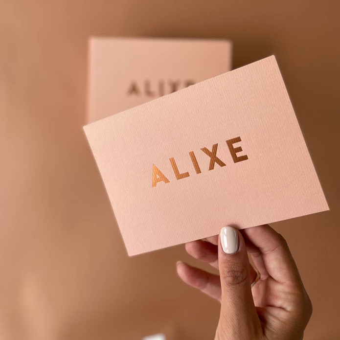 Minimalistisch geboortekaartje poederroze met mat koperen naam