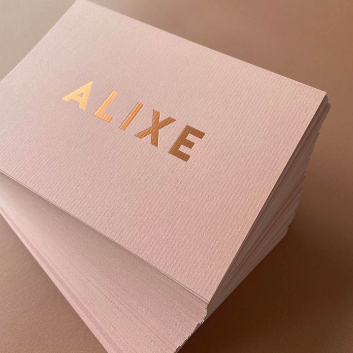 Minimalistisch geboortekaartje poederroze met mat koperen naam