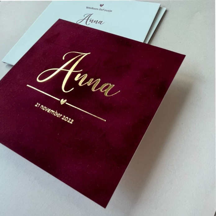 Écht velvet geboortekaartje bordeaux met hartje en lijntje