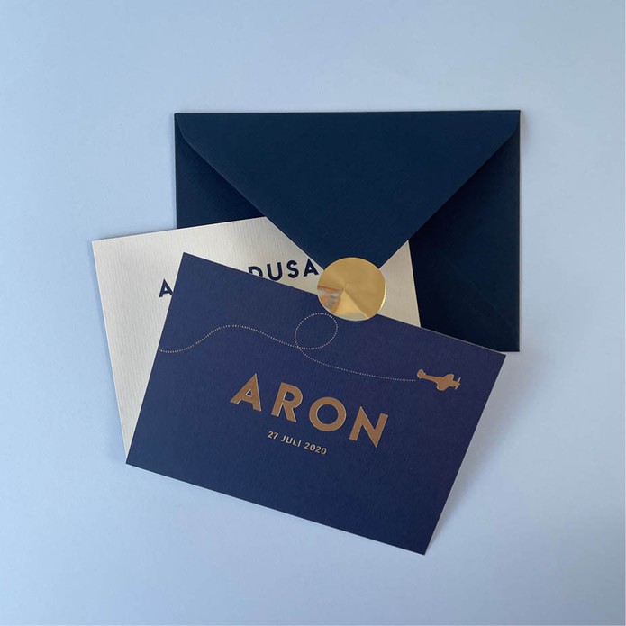 Blauw geboortekaartje voor jongen met vliegtuig