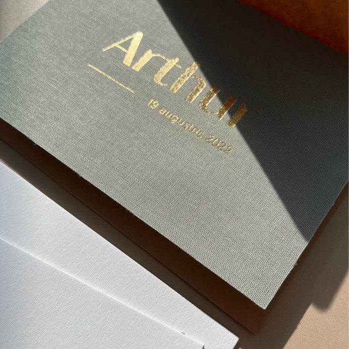 Linnen geboortekaartje olijfgroen met goudfolie