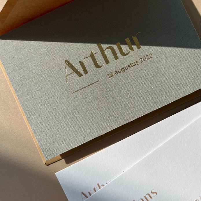 Linnen geboortekaartje olijfgroen met goudfolie