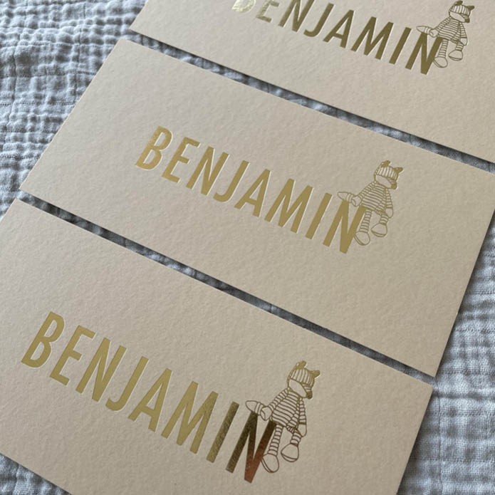 Modern geboortekaartje met vosjes knuffel en goudfollie