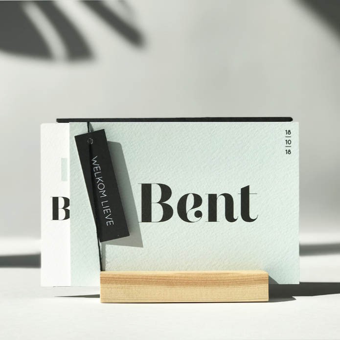 Geboortekaartje op reliëfpapier in de kleur lichtblauw