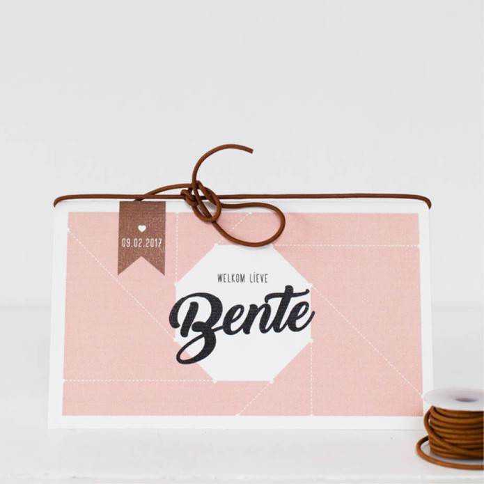 Uniek grafisch roze geboortekaartje voor meisje