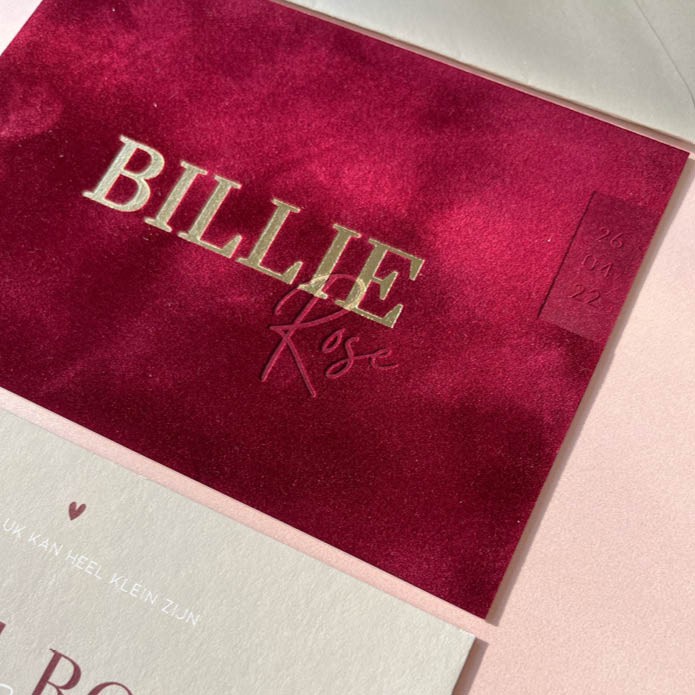 Exclusief geboortekaartje meisje op bordeaux rood velvet stof met goudfolie en blinddruk