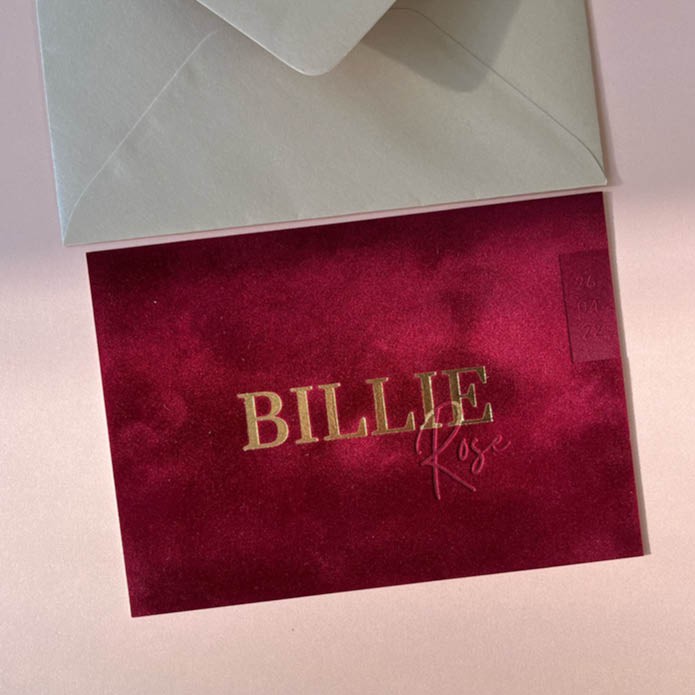 Exclusief geboortekaartje meisje op bordeaux rood velvet stof met goudfolie en blinddruk