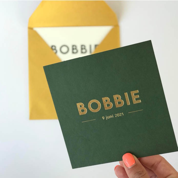 Strak minimalistisch geboortekaartje in donkergroen met goudfolie