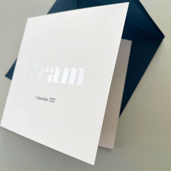 Eenvoudig gevouwen geboortekaartje met holografisch doorzichtige foliedruk