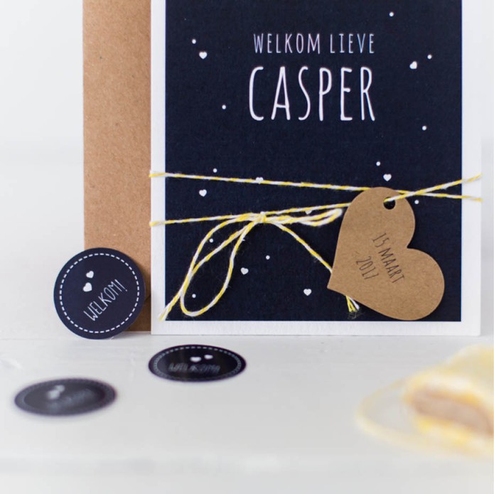 Stoer geboortekaartje donkerblauw met stipjes en hartjes