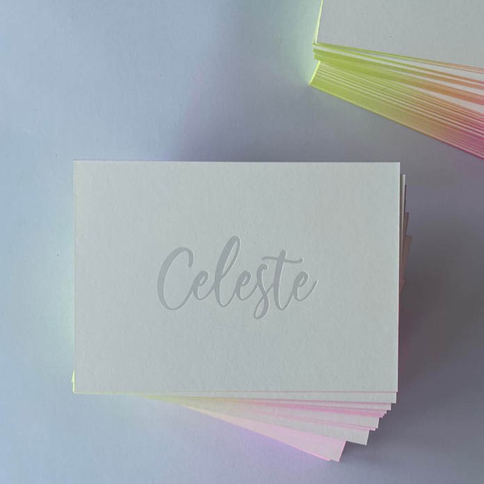 Met parelmoer kleurige foliedruk bedrukt geboortekaartje