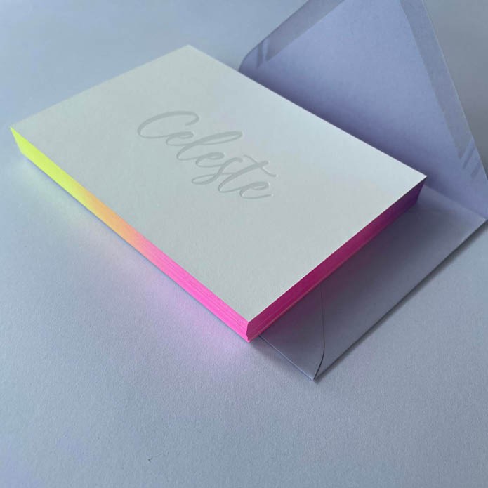 Met parelmoer kleurige foliedruk bedrukt geboortekaartje