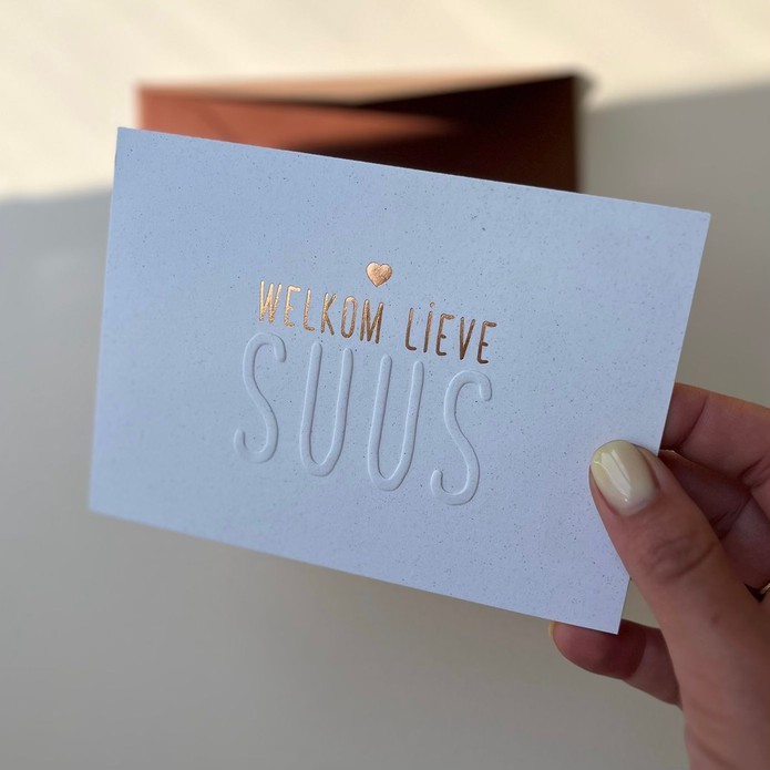 Chique geboortekaartje met voelbare naam en folie op spikkel papier