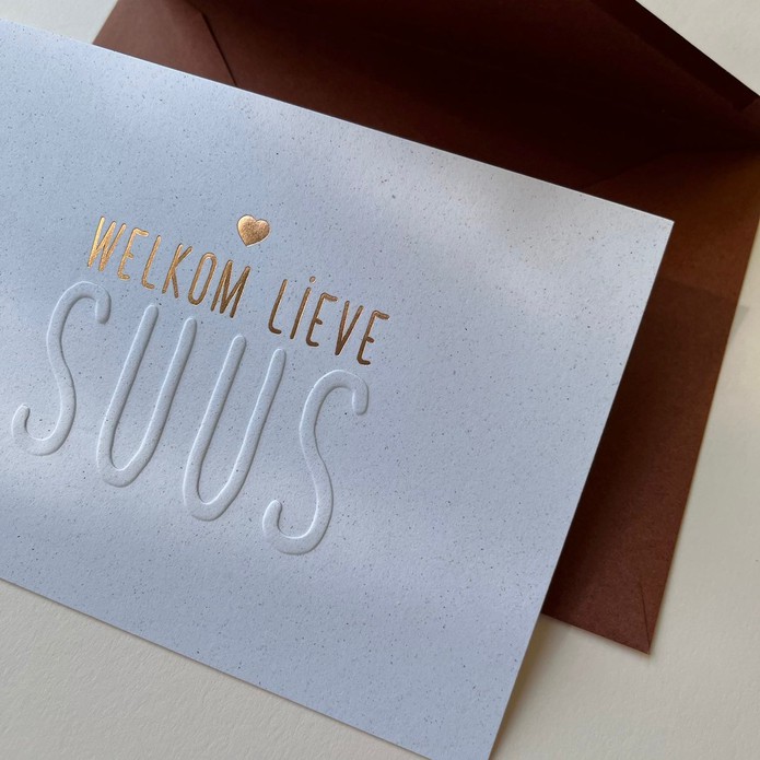 Chique geboortekaartje met voelbare naam en folie op spikkel papier