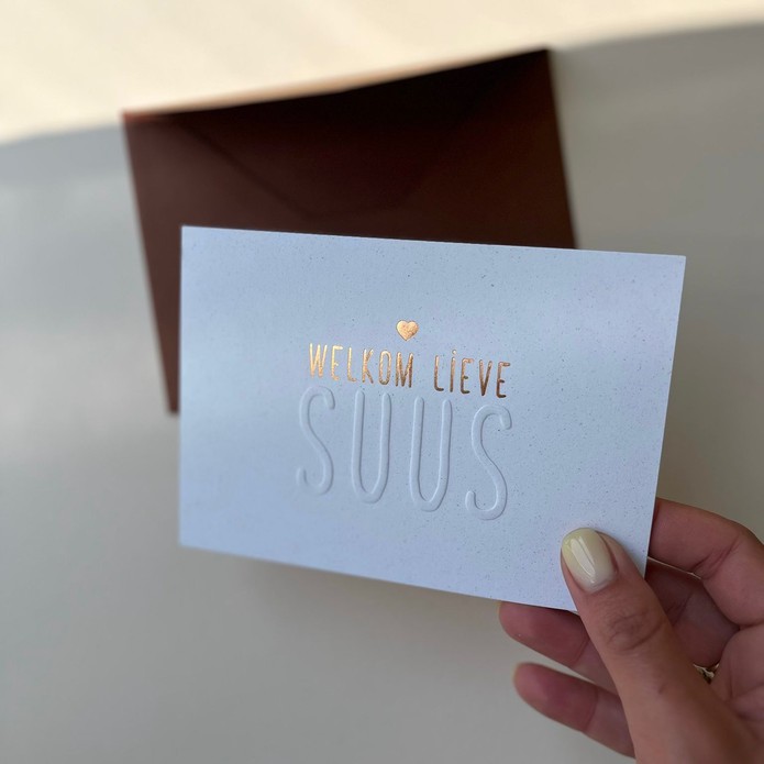 Chique geboortekaartje met voelbare naam en folie op spikkel papier