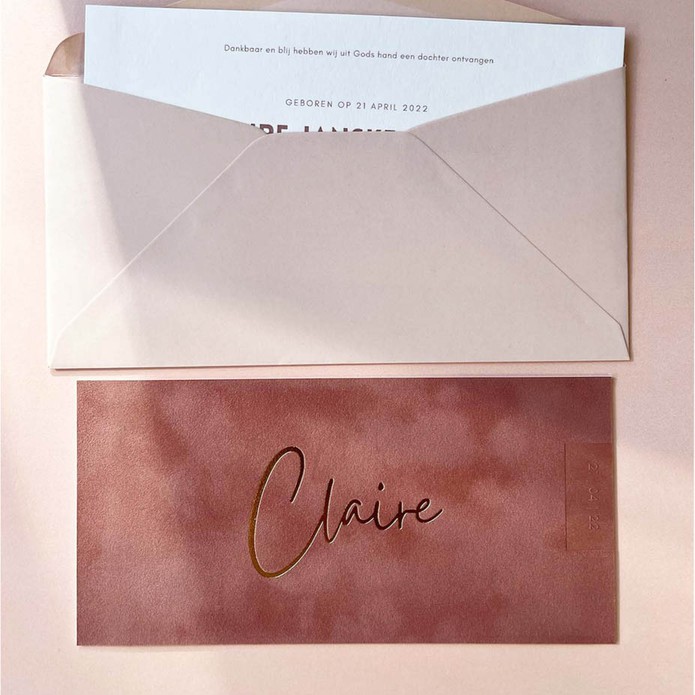 Modern geboortekaartje met goudfolie op velvet