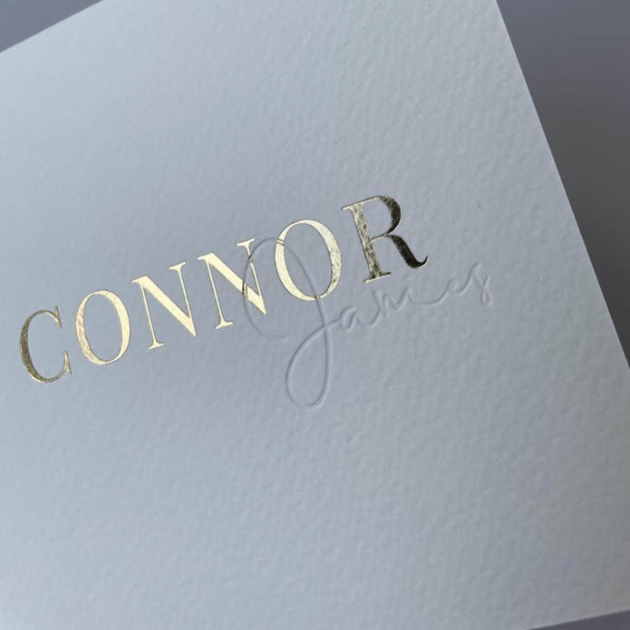 Eenvoudig gevouwen geboortekaartje met foliedruk en blinddruk