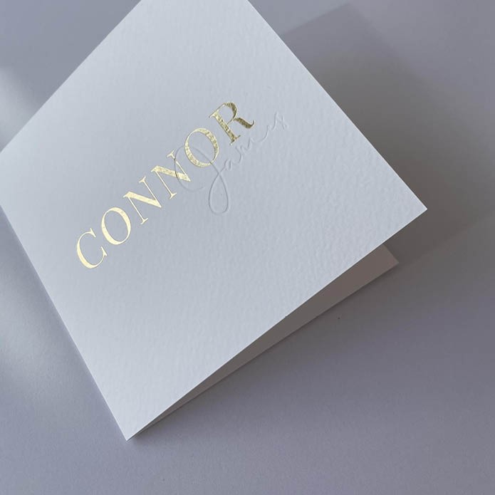 Eenvoudig gevouwen geboortekaartje met foliedruk en blinddruk