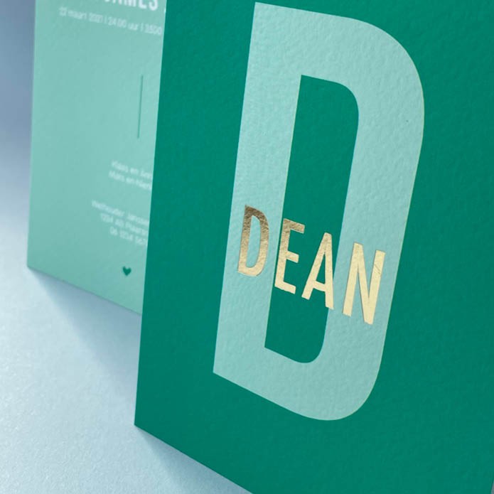 Geboortekaartje met grote strakke letter en foliedruk naam jongen