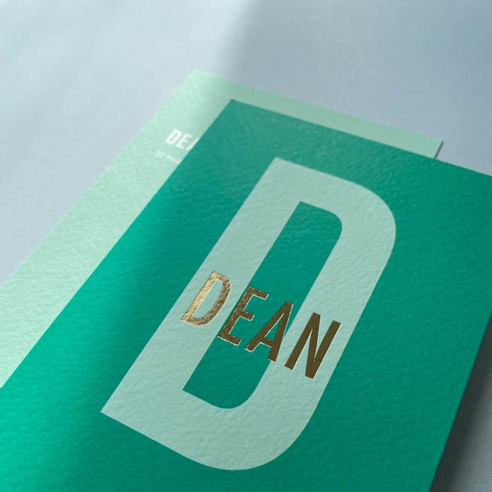 Geboortekaartje met grote strakke letter en foliedruk naam jongen