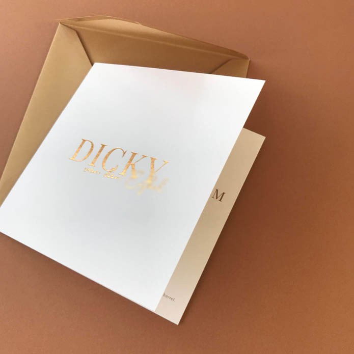 Eenvoudig gevouwen geboortekaartje met caramel goud foliedruk