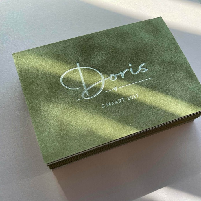 Stoer geboortekaartje gender neutraal met velvet mosgroen met matgoud folie