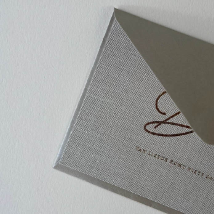 Drukwerk Dré, linnen beige, dubbelzijdig goudfolie, eenzijdig letterpress 1 drukgang