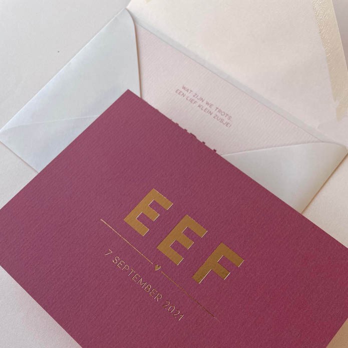 Strak vintage paarsrood geboortekaartje met hartje en streepje