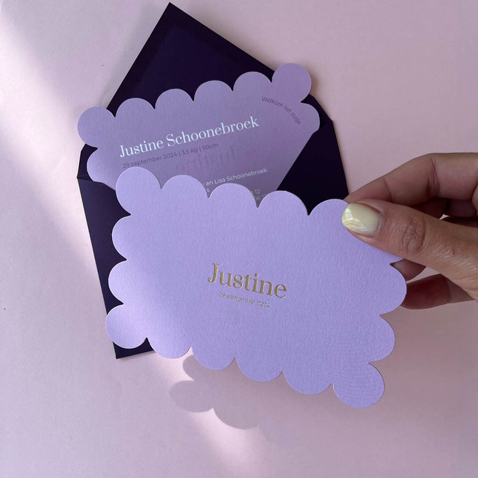 Elegant lila kaartje met gouden foliedruk in bijzondere vorm voor meisje