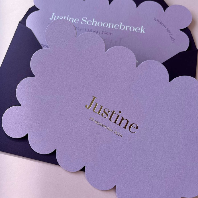 Elegant lila kaartje met gouden foliedruk in bijzondere vorm voor meisje