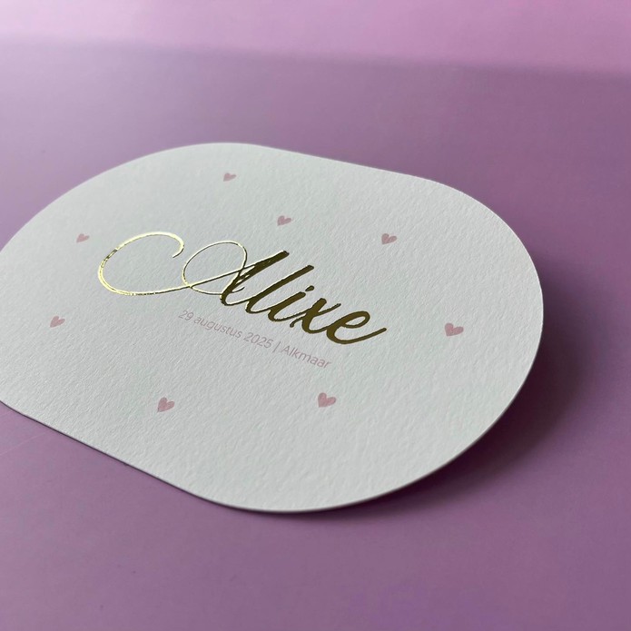 Ovaal geboortekaartje met lila roze hartjes en gouden naam voor Alixe