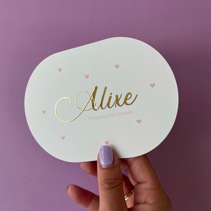 Ovaal geboortekaartje met lila roze hartjes en gouden naam voor Alixe