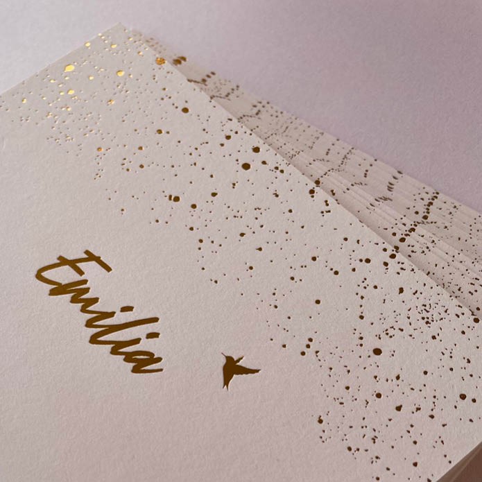 Uniek geboortekaartje in poeder perzikroze vogeltje in folie