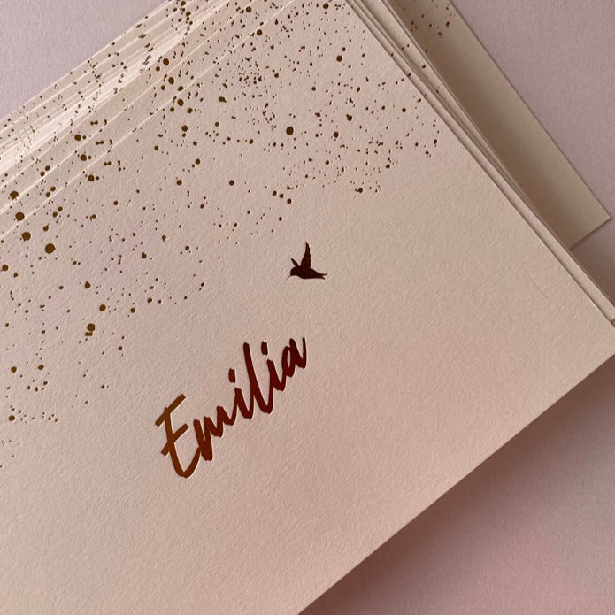 Uniek geboortekaartje in poeder perzikroze vogeltje in folie