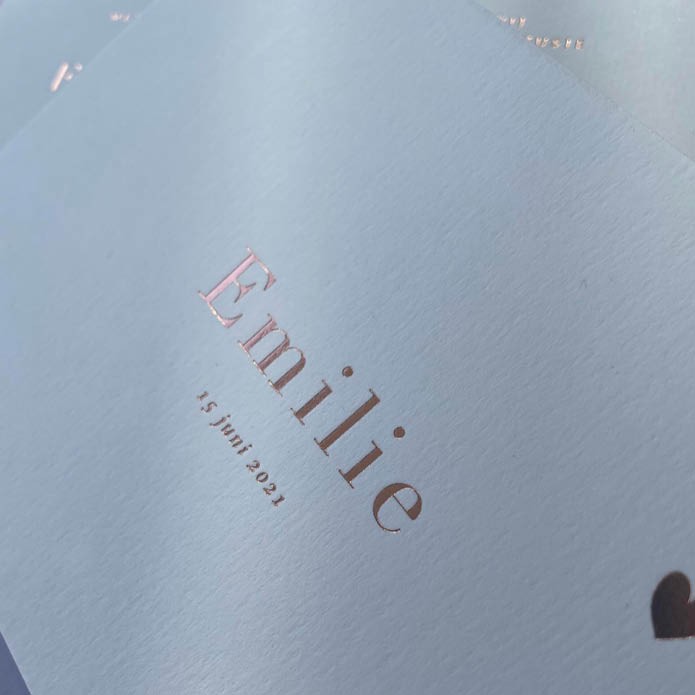 Chique geboortekaartje meisje met hartje aan touw