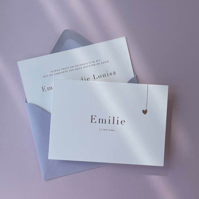 Chique geboortekaartje meisje met hartje aan touw