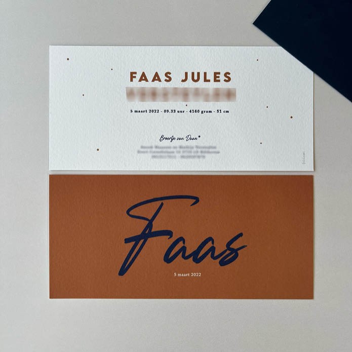 Stoer jongenskaartje roestbruin met blauw