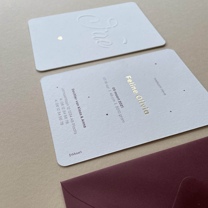 Sober en sereen geboortekaartje met naam in letterpress preeg verhoogd