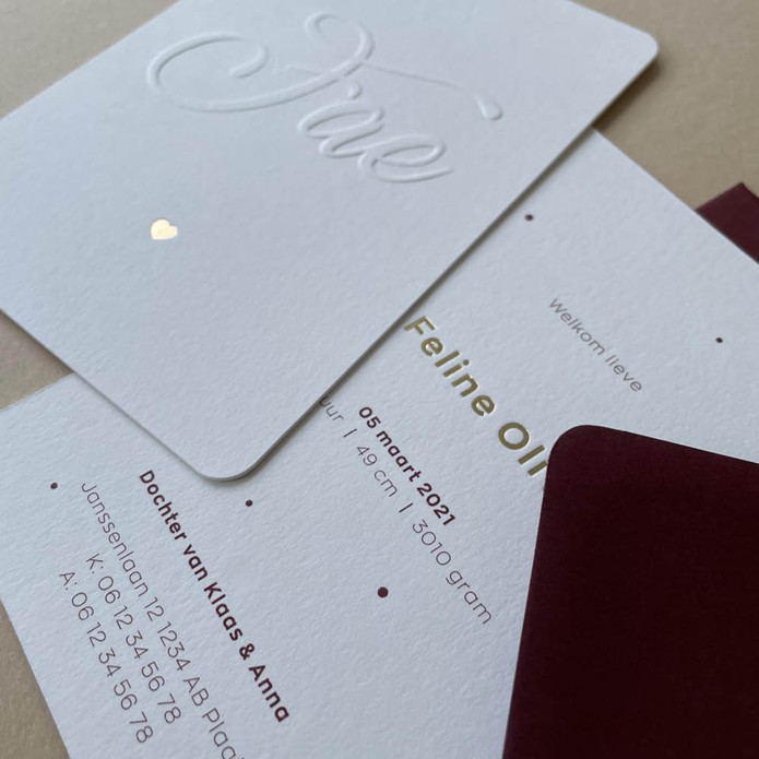 Sober en sereen geboortekaartje met naam in letterpress preeg verhoogd