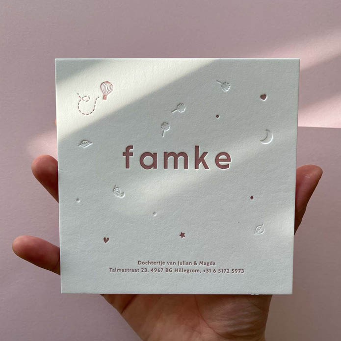 Speels letterpress geboortekaartje in wit oudroze icoontjes