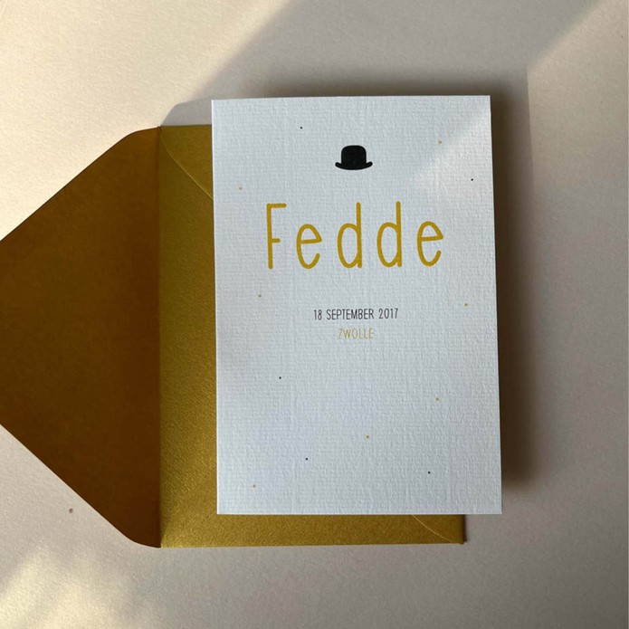 Sereen speels kaartje met hoedje voor jongen