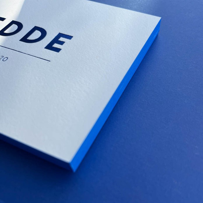 Strak geboortekaartje met blauwe glansfolie en hartje