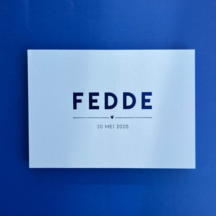 Strak geboortekaartje met blauwe glansfolie en hartje