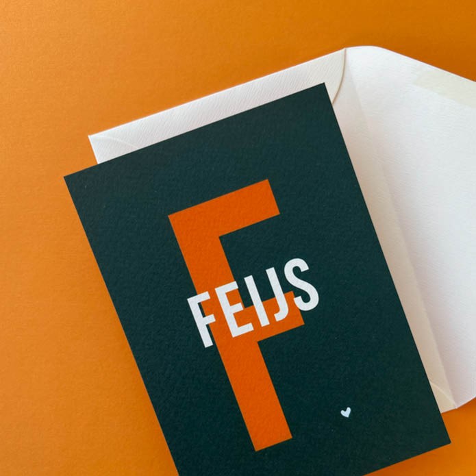 Stoer geboortekaartje met grote letter in kleur jongen