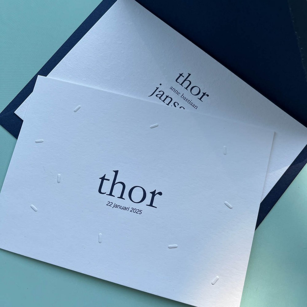 Stijlvol en minimalistisch geboortekaartje voor Thor met reliëfdruk elementen