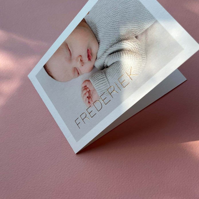 Geboortekaartje met foto en strakke goudfolie