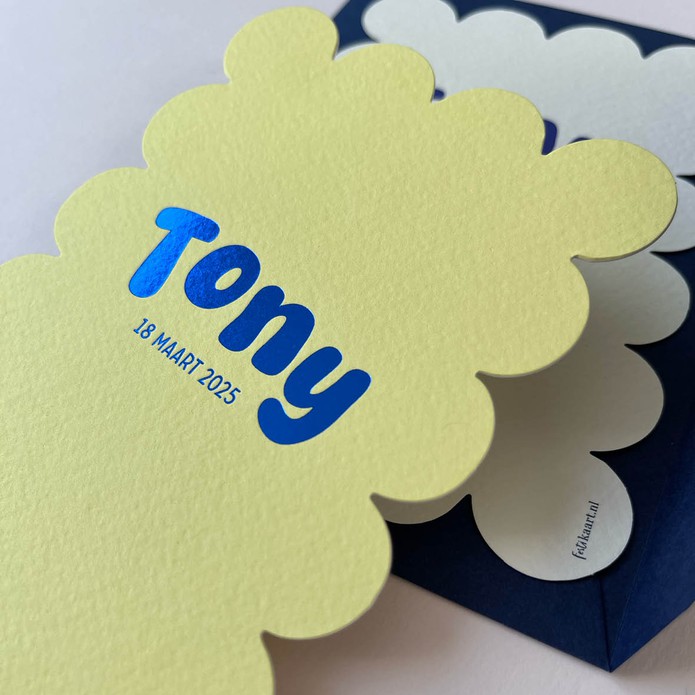 Geboortekaartje in vrolijke wolkvorm met blauwe foliedruk