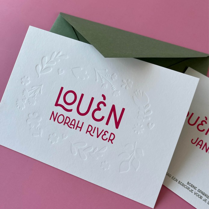 Geboortekaartje Louèn – met elegante blinddruk bloemen en moderne typografie